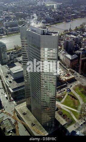 (Dpa) - ein Blick auf das Hochhaus der Europäischen Zentralbank (EZB) in Frankfurt am Main, 29. Juli 2003. In den vergangenen zwei Jahren hat die EZB Leitzinsen 2,5 Prozent gesenkt die fast keine Wirkung in Bezug auf private Darlehen zeigen. Die Vorteile von der EZB erreichen nicht die Verbraucher noch die kleinen Stockfoto