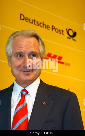 (Dpa) - Klaus Zumwinkel, Vorstandsvorsitzender der Deutschen Post Group, Ergebnisse auf der Pressekonferenz in Bonn, Deutschland, 30. Juli 2003 abgebildet. Deutsche Post Zusteller Deutsche Post hob seine Ergebnisprognose für das Gesamtjahr zu sagen, dass es zu reiten, ein erfrischendes Bad im Ergebnis in den ersten beiden Quartalen erwartet. Deut Stockfoto