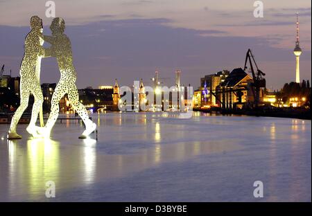 (Dpa) - die "Molecule Man" scheint auf der Oberfläche der Spree im Zentrum von Berlin, 22. Juli 2003 zu stehen. Im Hintergrund die beleuchtete Oberbaum-Brücke. Molecule Man ist eine groß angelegte Skulptur des berühmten amerikanischen Künstlers Jonathan Borofsky ist 30 Meter hoch und wiegt etwa 45 bis Stockfoto