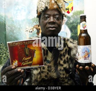 (Dpa) - Cephas Bansah, König des Stammes der Ewe in Ghana und ihren Wohnsitz in Deutschland, zeigen seine neueste Musik-CD und eine Flasche Lagerbier zeigt sein Bild in seinem Haus in Ludwigshafen, Deutschland, 24. Juli 2003. König Bansah hat bereits zwei CDs veröffentlicht, mit Party-Hits, und jetzt ist er seinem neuen Förderung Stockfoto