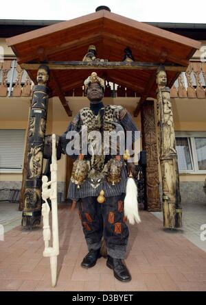 (Dpa) - Cephas Bansah, König des Stammes der Ewe in Ghana und ihren Wohnsitz in Deutschland, stellt in traditionellen Krieg Kostüme vor seinem Haus in Ludwigshafen, Deutschland, 24. Juli 2003. König Bansah hat bereits zwei CDs veröffentlicht, mit Party-Hits, und er fördert nun seine neue deutsche Bier namens Akosombo (b Stockfoto