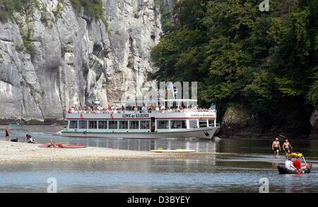 (Dpa) - ein Ausflug Boot Manöver auf einer Sandbank in der noch niedrigen Wasser der Donau bei Weltenburg, Deutschland, 27. Juli 2003. Nach den Regenfällen in den letzten Tagen ist der Wasserstand der Donau leicht gestiegen. Versand hat wieder aufgenommen worden, nachdem es zum Stillstand wegen des trockenen Wetters gebracht wurde eine Stockfoto