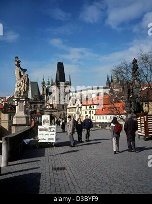 (Dpa-Dateien) - gehen die Menschen über die Karlsbrücke in Prag, Tschechische Republik, März 2002. Benannt nach Kaiser Charles IV im 19. Jahrhundert, ist die Charles Brücke Prags bekannteste Denkmal. Von Petr Parler entworfen, es wurde im Jahr 1400 abgeschlossen und es verbindet die Kleinseite mit der Altstadt. A Stockfoto