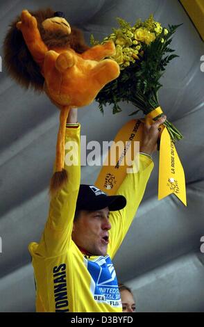 (Dpa) - uns Postal-Berry Floor U.S. Lance Armstrong feiert seine Gesamtführender gelbe Trikot auf dem Podium nach dem Einzelzeitfahren der 19. Etappe der Tour de France-Radrundfahrt 2003 in Nantes, Frankreich, 26. Juli 2003. Armstrong fuhr die dritte schnellste Zeit. Die 19. Etappe führte 4 Stockfoto