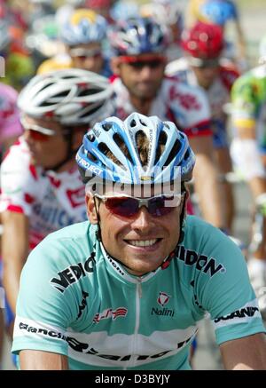 (Dpa) - Deutsche Jan Ullrich von Team Bianchi souverän zu Beginn der 18. Etappe der Tour de France-Radrundfahrt 2003 in Bordeaux, lächelt 25. Juli 2003. Die 203,5 km lange 18. Etappe der größten Radrennen der Welt führt die Radfahrer aus Bordeaux zu Saint-Maixent-l ' Ecole. Stockfoto