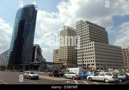 (Dpa) - ein Blick auf die neuen Gebäude, das 100 m hohen Sony Center (L) und die Hochhäuser des Beisheim Centers am Potsdamer Platz (Potsdamer Platz) im Zentrum von Berlin, 21. Juli 2003. Das Beisheim Center ist nach seinem Gründer benannt, 450 Millionen Euro in den Bau investiert. Der Cent Stockfoto