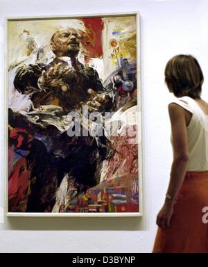 (Dpa) - ein Besucher schaut das Gemälde "Hommage eine Lenin" von Willi Sitte, 24. Juli 2003 in der neuen Nationalgalerie (Neue Nationalgalerie) in Berlin ausgestellt. Das Kunstwerk ist Bestandteil der Retrospektive "Kunst in der DDR" (Kunst in der DDR), die umfasst 390 Werke von verschiedenen Künstlern von Eas Stockfoto