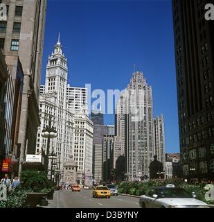 (Dpa-Dateien) - ein Blick auf das Wrigley building (Turm auf der linken Seite) und das Gebäude der Chicago Tribune an der Michigan Avenue in Chicago/Illinois, USA, 2001. Stockfoto