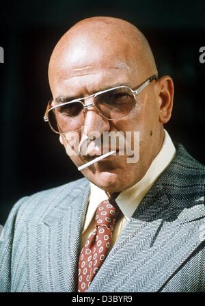 (Dpa-Dateien) - ein Datei-Bild zeigt Schauspieler Telly Savalas Alias Kojak, in den Vereinigten Staaten, 19. Februar 1975. Seine jüngste Tochter, Ariana Savalas, jetzt 16, will ihre musikalische Karriere als Sänger am Wörthersee, Österreich, im August 2003 zu beginnen. Sie entschied sich für die Lage, weil es, um die Famil verwendet Stockfoto