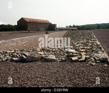 (Dpa-Dateien) - ein Blick auf das Denkmal für die getöteten Juden in der Nähe von Block 24, dem sogenannten jüdischen Block in das ehemalige Konzentrationslager Buchenwald bei Weimar, Deutschland (undatiert, den letzten Foto). Auf den Steinblöcken eingraviert sind die Namen der anderen Konzentrationslagern der Nazis. Während des Dritten Reiches Stockfoto