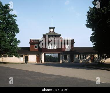 (Dpa-Dateien) - ein Blick auf die wichtigsten Wachturm am Eingang in das Konzentrationslager Buchenwald bei Weimar, Deutschland (undatiert, den letzten Foto). Der Wachturm wurde 1937 erbaut und war der einzige Weg in oder aus dem Lager. Im Lager, Oppositionelle des Regimes verurteilt zuvor Personen, gips Stockfoto