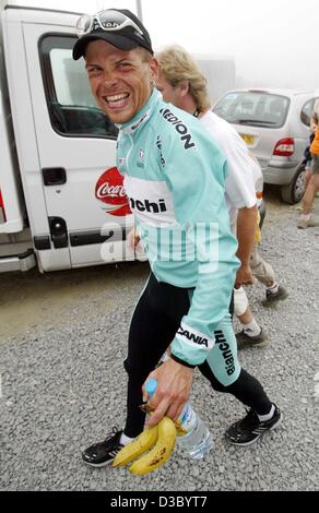 (Dpa) - deutsche Radfahrer Jan Ullrich Team Bianchi blinkt ein strahlendes Lächeln nach der 15. Etappe der Tour de France 2003 Radrennen in Luz-Ardiden, Frankreich, 21. Juli 2003. Stockfoto