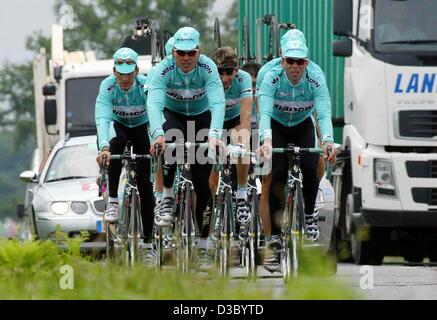 (Dpa) - der Fahrer des Teams Bianchi, Deutsche Jan Ullrich (2. v. L), Spanier Angel Casero (L), italienische Fabrizio Guidi (2. v. R) und der Spanier David Plaza, am zweiten Ruhetag der Tour de France-Radrundfahrt 2003 in Lescar, Frankreich, 22. Juli 2003 zu trainieren. Ullrich, der Tour-Sieger von 1997 ist jetzt Stockfoto