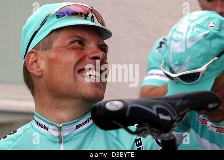 (Dpa) - Witze Deutsche Jan Ullrich von Team Bianchi mit seinen Teamkollegen vor einem Training am zweiten Ruhetag der Tour de France-Radrundfahrt 2003 in Lescar, Frankreich, 22. Juli 2003. Ullrich, der Tour-Sieger von 1997 ist nun wieder insgesamt 67 Sekunden geben uns Postal-Berry Floor Lance Armstrong aus t Stockfoto