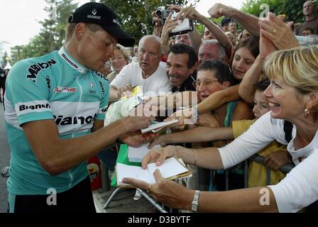 (Dpa) - Autogramme Deutsche Jan Ullrich Team Bianchi Zeichen für begeisterte Fans stand die 16. Etappe der Tour de France 2003 Radrennen in Pau, Frankreich, 23. Juli 2003. Die 197,5 km lange 16. Etappe der größten Radrennen der Welt führt die Radfahrer von Pau nach Bayonne. Stockfoto