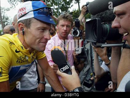 (Dpa) - uns Postal-Berry Floor Lance Armstrong aus den USA, gelbe Trikot des Gesamtführenden ist Interviewd vor dem 16. Etappe 2003 Tour de France-Radrundfahrt, in Pau, Frankreich, 23. Juli 2003 in Pau. Armstrong ist optimistisch für das Rennen zum fünften Mal in Folge zu gewinnen. 197,5 km l Stockfoto