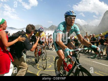 (Dpa) - deutsche Radfahrer Jan Ullrich Team Bianchi wird durch insgesamt Führer uns Postal-Berry Floor des Lance Armstrong (L) aus den USA gefolgt, wie er der Col du Tourmalet während der 15. Etappe der Tour de France-Radrundfahrt 2003 in den Pyrenäen, Frankreich, 21. Juli 2003 klettert. Trotz einer schweren Sturz Armstrong Stockfoto