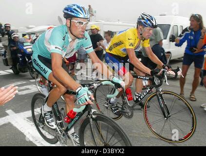 (Dpa) - deutscher Radrennfahrer Jan Ullrich Team Bianchi in einem Kopf an Kopf Rennen mit Gesamtführender uns Postal-Berry Floor Lance Armstrong (R) aus den USA wie sie klettert der Col du Tourmalet während der 15. Etappe der Tour de France-Radrundfahrt 2003 in den Pyrenäen, Frankreich, 21. Juli 2003. Trotz einer schlechten Stockfoto