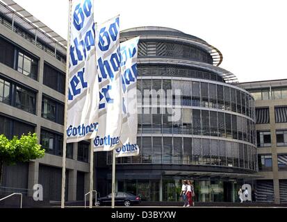 (Dpa) - flattern Fahnen mit dem Firmenlogo vor dem Hauptsitz der Gothaer, einer von Deutschlands größten direkten Versicherungsgruppen in Köln, 18. Juli 2003. Gothaer kündigte Verluste in Höhe von 198 Millionen Euro für das Jahr 2002. Stockfoto