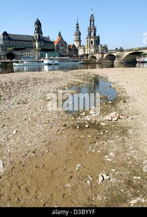 (Dpa) - ein Blick auf das ausgetrocknete Flussbett der Elbe heraus, als der Wasserspiegel unter 90 cm in der Nähe der Augustus-Brücke in der Innenstadt von Dresden, Deutschland, 22. Juli 2003 sank. Alle Fracht Versand wurden gestoppt. Der Wasserspiegel sank bis 88 cm, 112 cm niedriger als üblich ist. Stockfoto