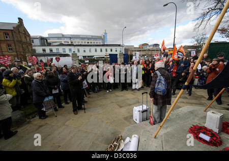 London, 15. Februar 2013 - mittags-Rallye am Kriegerdenkmal von Save Lewisham Krankenhaus Aktivisten gegen NHS Kürzungen auf die Mutterschaft und A&E Abteilungen Stockfoto