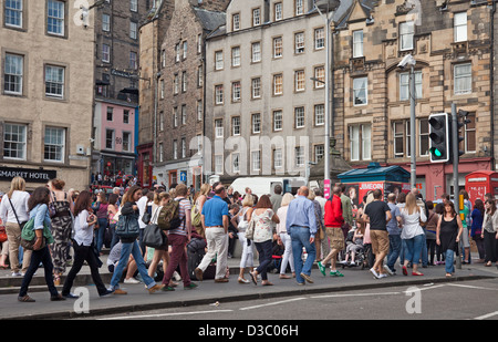 Menge von Menschen, meist Touristen und Besucher nach Edinburgh, in der Grassmarket, einer historischen, Low-Level-Straße in der Altstadt. Stockfoto