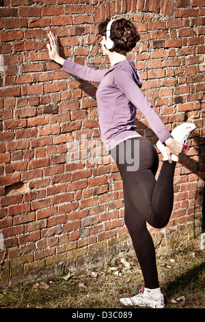 Frau tut Gymnastik im freien Stockfoto