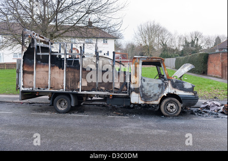 verbrannte belästigten van kurz vor Ende der Rasen kurz Wanderweg führt, weiß lackiert gerendert terrassierten Gehäuse Stockfoto