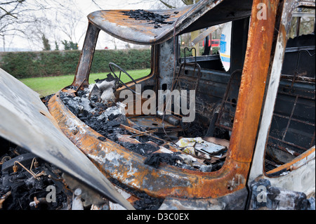 verbrannte belästigten van kurz vor Ende der Rasen kurz Wanderweg führt, weiß lackiert gerendert terrassierten Gehäuse Stockfoto