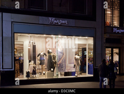 Beleuchtete Schaufenster der Mädchen und Damen Mode in einem Zweig der Monsun in Buchanan Street, Glasgow. Stockfoto