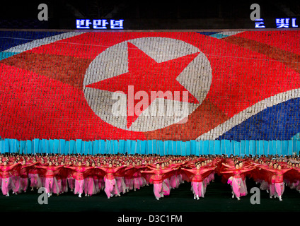 Nordkoreanischer Flagge während der Arirang Mass Games am Maifeiertag Stadium, Pyongyang, Nordkorea Stockfoto