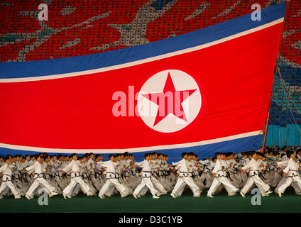 Nordkoreanischer Flagge während der Arirang Mass Games am Maifeiertag Stadium, Pyongyang, Nordkorea Stockfoto