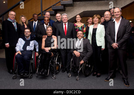 Teilnehmer der Paralympics, australische Kurt Fearnley (1. Zeile R), deutsche Kirsten Bruhn (1. Reihe C) und Kenianer Henry Wanyoike (5 L) stellen mit Gästen und German Federal President Joachim Gauck (C), seiner Lebensgefährtin Daniela Schadt (5. R) und Berlinale Festivaldirektor Dieter Kosslick (L) bei der Premiere des Films "Gold - Sie können mehr als Sie denken" ("Gold - Du Kannst Mehr als Du Denkst") während der 63. Berlin International Film Festival , in Berlin, Deutschland, 15. Februar 2013. Der Film wird in der Sektion "Berlinale Special" präsentiert. Foto: STEFFI LOOS Stockfoto