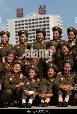 Lächelnde nordkoreanischen Soldatinnen im Turm der Juche-Ideologie, Pyongyang, Nordkorea Stockfoto