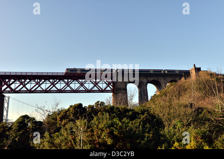 Vierte Schiene Brücke und Straße BridgeFrom North Queensferry Schottland Stockfoto