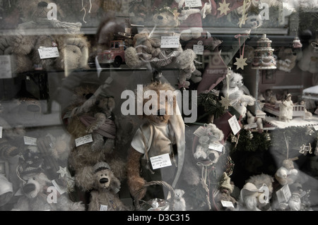 Teddybär in Spielzeug-Schaufenster in Wien Stockfoto