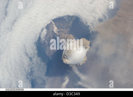 Sarytschew Peak Vulkanausbruch (NASA, internationale Raumstation Wissenschaft, 12.06.09) Stockfoto