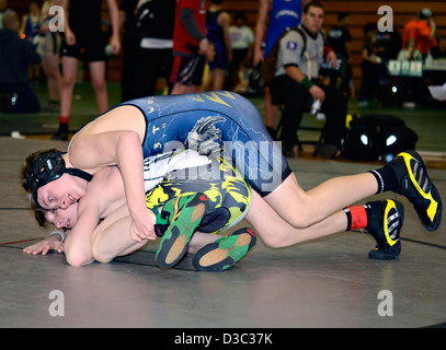 GAINESVILLE, GA, USA - 9. Februar: Andy Leggett und einen unbekannten Gegner in der 11.-14. Division von einem Wrestling-Turnier. Stockfoto