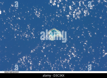 Die Internationale Raumstation hat Bilder von der Insel Tetiaroa in Französisch-Polynesien aufgenommen, die natürliche Landschaften, Küstenmerkmale, Vegetation, und die Umgebung des Meeres. Die Beobachtung unterstützt die Erdwissenschaft, die Umweltüberwachung und die geographische Forschung. Stockfoto