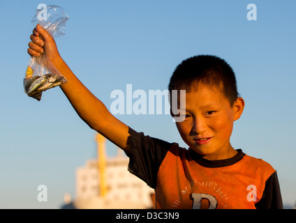 Kinder Angeln, Wonsan, Nordkorea Stockfoto