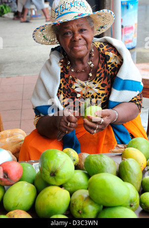 LOKALE FRAU VERKAUFEN MANGOS, CASTRIES MARKT, ST. LUCIA, Stockfoto