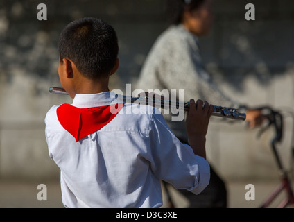 Nordkoreanische Pionier Musizieren auf der Straße, Wonsan, Nordkorea Stockfoto