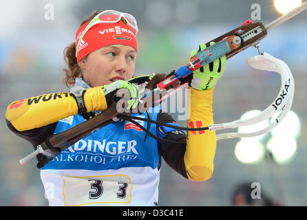 Laura Dahlmeier Deutschlands konkurriert auf dem Schießstand, während die Frauen 4 x 6 km-Staffel bei den Biathlon-Weltmeisterschaften 2013 in Nove Mesto, Tschechien, 15. Februar 2013. Foto: Martin Schutt/dpa Stockfoto