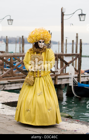 Traditionelle venezianische Masken getragen auf dem Karneval von Venedig in San Marco Platz Venedig Stockfoto