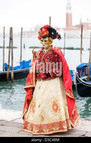 Traditionelle venezianische Masken getragen auf dem Karneval von Venedig in San Marco Platz Venedig Stockfoto