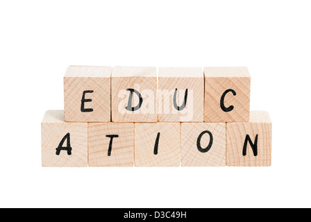 Bildung ausgeschrieben mit Holzklötzen. Weißen Hintergrund. Stockfoto