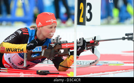 Franziska Hildebrand von Deutschland konkurriert auf dem Schießstand, während die Frauen 4 x 6 km-Staffel bei den Biathlon-Weltmeisterschaften 2013 in Nove Mesto, Tschechien, 15. Februar 2013. Foto: Martin Schutt/Dpa +++(c) Dpa - Bildfunk +++ Stockfoto