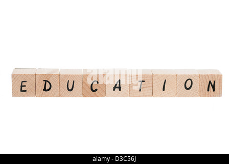 Bildung ausgeschrieben mit Holzklötzen. Weißen Hintergrund. Stockfoto