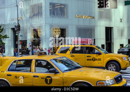 Louis Vuitton Store auf der 5th Avenue, Manhattan New York City, USA Stockfoto