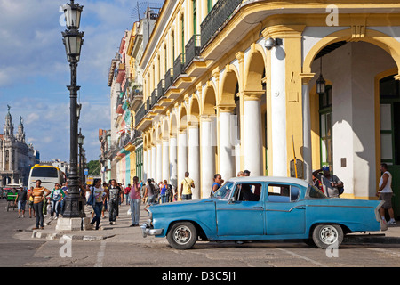 Alten 1950er Jahre amerikanische Oldtimer / reißen Tank auf der Prado Avenue / Paseo del Prado in Havanna, Kuba, Karibik Stockfoto